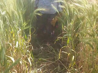 Beautiful sister-in-law in the field, who is roaming in the forest and dropping it and bathing outside in the open bathroom in the field?