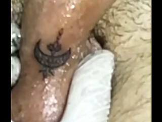 Tatuagem pronta na base do pau e ele admirando o resultado