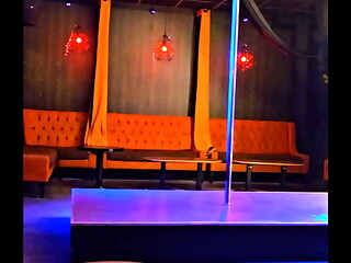 A ton avis ? Qu'_elles tenues je porte quand je strip en club ?