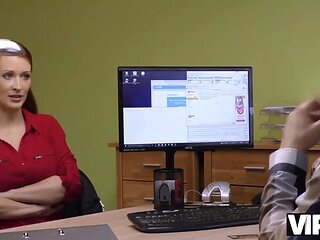 Vip4k. l'agent de prt a accs  la belle chatte de la pauvre rousse