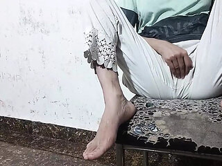 Indian Hot aunty ko saman dene ke bahane pel diya