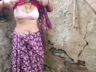 The sister-in-law of the beautiful village is squeaking her ass in the open forest with all her clothes off.