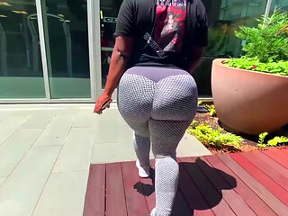 Black girls got cakes for days