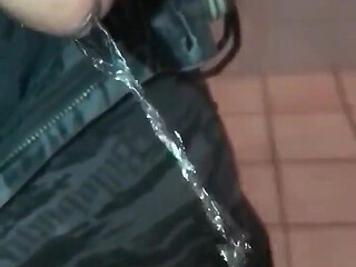 Pissing 02