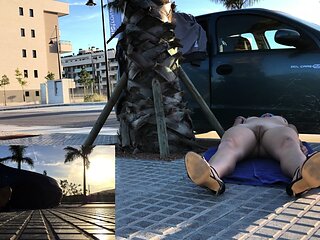 Amateur hottie fucked outdoor in public