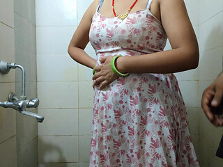 Bhabhi ko bathroom mai mast choda