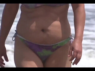 Mature Beauty on the Beach She Shows off, Enjoys the Sea and Masturbates Before Getting Fucked by Her Lover