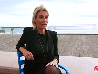 Anouk, &eacute_l&eacute_gante femme, recherche une bite bien veineuse