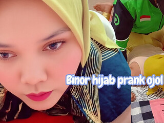 A pretty married woman gets pranked by a ride hailing driver, leading to them having sex - Full videos indonesian viral