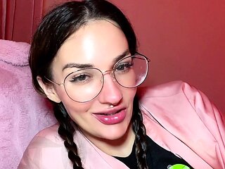 Brunette amateur webcam babe pleases pussy