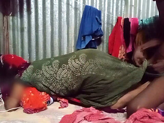 Desi Bengali bhabhi ko bahut din bad labour jhuki mein chudai ki