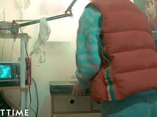 Nerdy GF gives steamy throuple scene