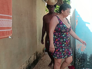 Comendo a vizinha em casa no quintal