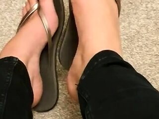 Amateur Foot Fetish Girlfriend Sucks and gives a Footjob