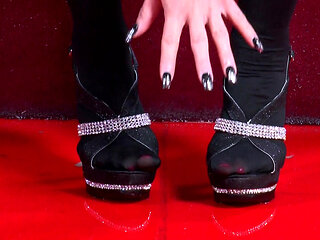 Pierced blonde enjoying in piss and fuck action