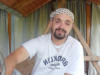 Daeros is talking with his fans