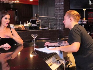 MILF Linzee Ryder gives a sensual blowjob and gets a facial