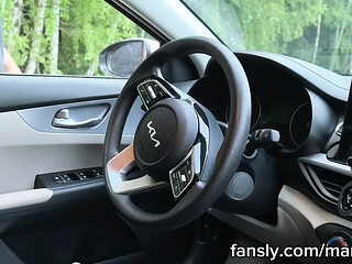 Amateur couple gets naughty in the car