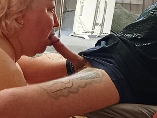 Girlfriend Does a Deep Blowjob and Gets a Mouthful of Yummy