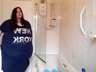 SSBBW belly jiggles and shakes