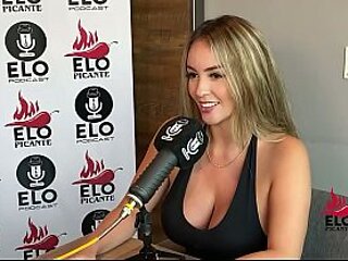Tatiana Alvarez se come toda la banana con cremita