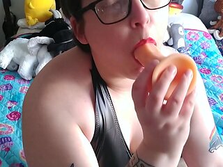 Amateur brunette double toying on webcam