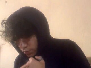 Fitness enthusiast Ikaoss showcases six-pack and ASMR vibes