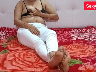 Indian Housewife S Super Ass and Pussy Display