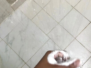 Today i feel soo hot so i masterbate during shawer
