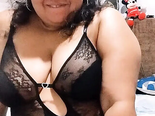 Curvy girl shakes her booty on cam