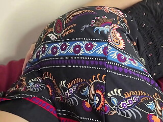 Le subo el vestido a mi alumna