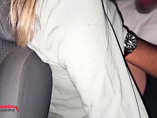 Meu marido duvidou! Eu passei a m&atilde_o no pau do amigo dele por baixo da mesa no bar