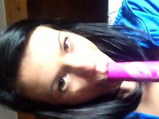 Deutsche Amateurin bringt sich mit Dildo zum Orgasmus.