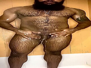 Peludo Musculoso no Banho - Completo no red