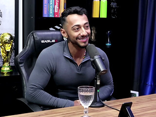 ENTREVISTADO GOSTOSO DE PODCAST &Eacute_ ARROMBADO PELO APRESENTADOR DOTADO