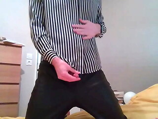 Crossdresser secretary feels like rock'_n roll !