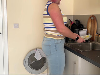 Couldn't hold pee while washing dishes and wetting jeans