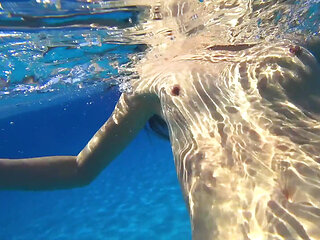 Stunning Girl Swims Nude on Public Beach