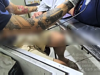 Enquanto eu tatuava, o seguran&ccedil_a agarrou a m&atilde_o no meu pau por baixo