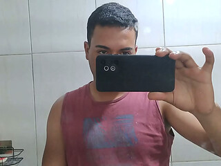 Batendo punheta no banheiro at&eacute_ gozar