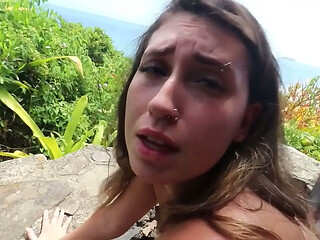 Ruiva Rabuda Chupando Bolas do Sheik de Floripa na Trilha com Vista pro Mar Depois Senta e Leva Creampie na Buceta