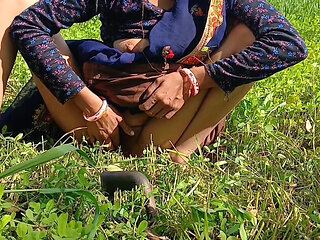 Ghass kat rahi bhabhi ko mut nikala aur milk