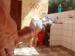 Peguei minha enteada lavando roupa de shortinho, fiquei com tes&atilde_o e gostei da bucetinha super gostosa dela