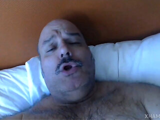 BullMucleJoe alone in his bed jerking off for you looking at cam