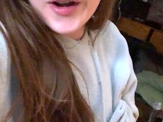 Brunette solo masturbation on webcam