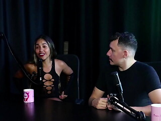 Teve experi&ecirc_ncia ruim na boate que o F&aacute_bio Porchat frequentava, o miss bumbum a ajudou a ter mais credibilidade e venceu o miss simpatia - Casal Kaliente (SHEER/RED)