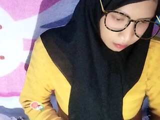Hijab-clad waria wants to come home from work wanting to blow and sniff