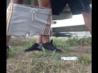 Dois dotad&atilde_o na passarela mijando e fodendo gostoso