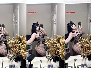 RaveKitty natural big booty shaking in the mirror onlyfans.com/ravekitty