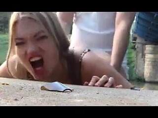 Blonde Deutsche Amateurin zeigt ihre Titten am Wasser